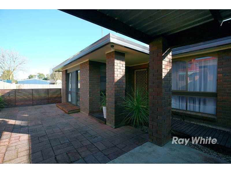 8 Fenfield Street, Cranbourne VIC 3977