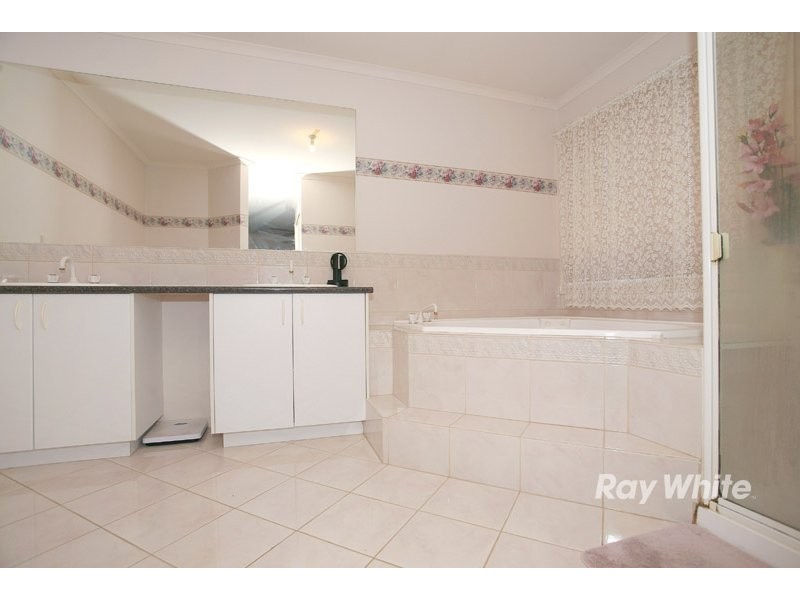 5 Tad Court, Cranbourne North VIC 3977