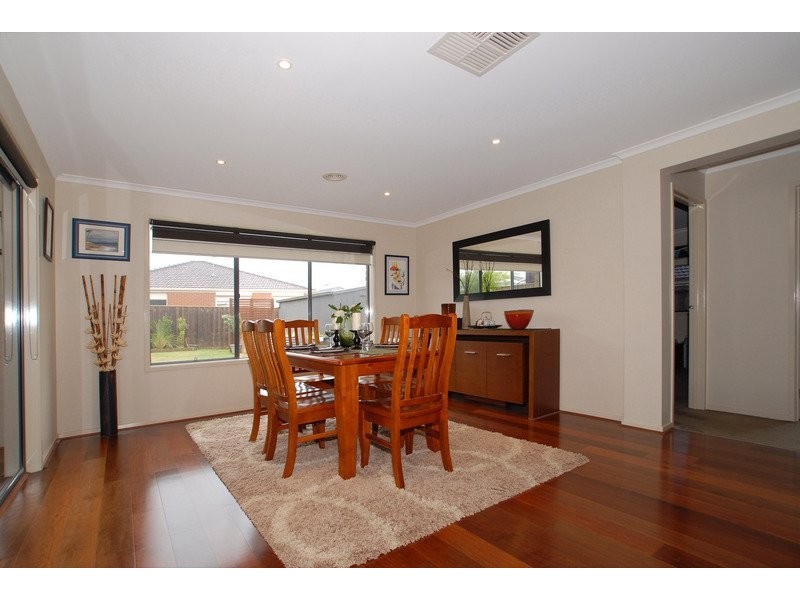 32 Flametree Circuit, Cranbourne VIC 3977