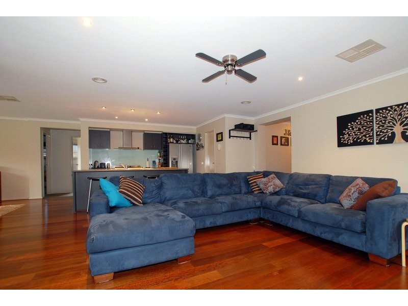 32 Flametree Circuit, Cranbourne VIC 3977