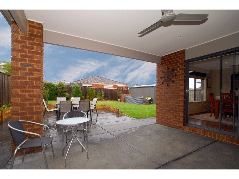 32 Flametree Circuit, Cranbourne VIC 3977