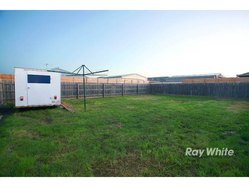 5 Tauna Place, Cranbourne VIC 3977