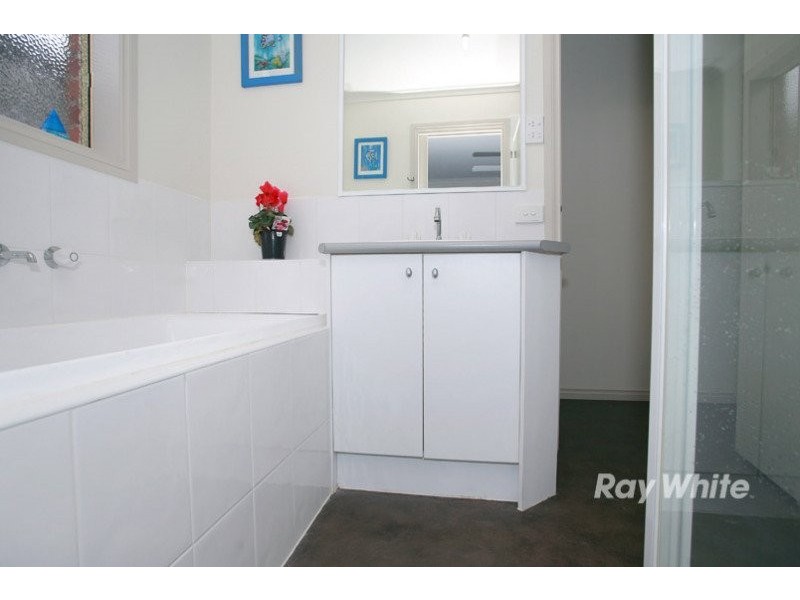 11 Calais Circuit, Cranbourne VIC 3977