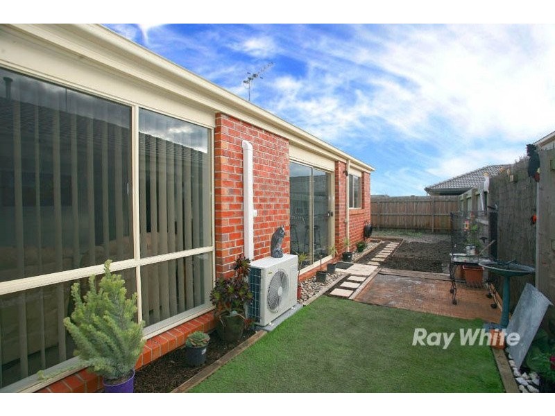 11 Calais Circuit, Cranbourne VIC 3977