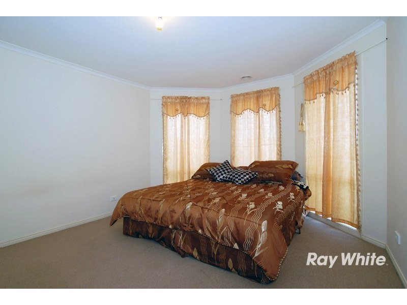 8 Nandaly Place, Cranbourne West VIC 3977