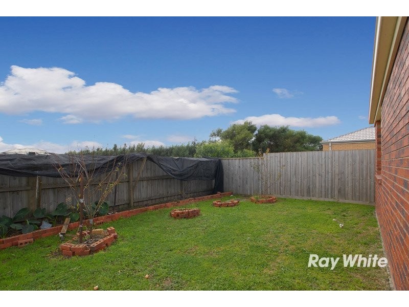 8 Nandaly Place, Cranbourne West VIC 3977