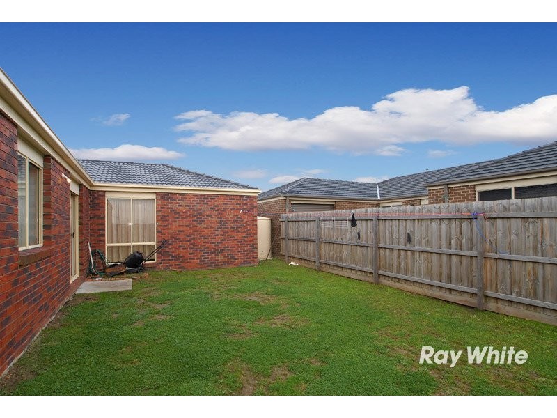 8 Nandaly Place, Cranbourne West VIC 3977
