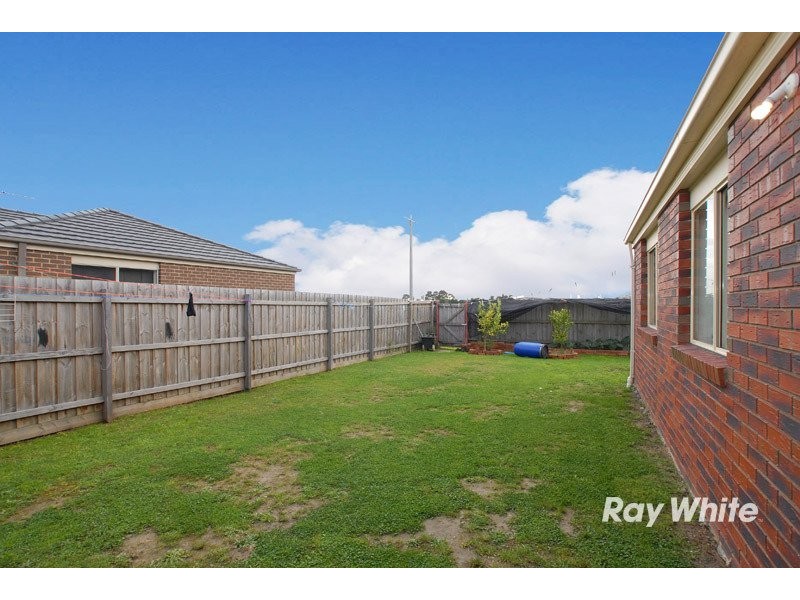 8 Nandaly Place, Cranbourne West VIC 3977