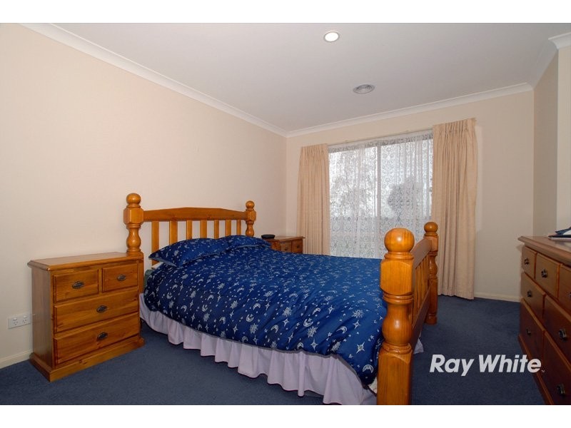 5 Pellenor Lane, Cranbourne VIC 3977