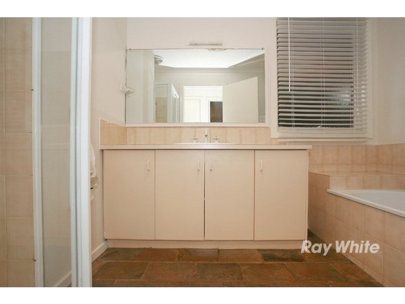 72 Lesdon Avenue, Cranbourne VIC 3977