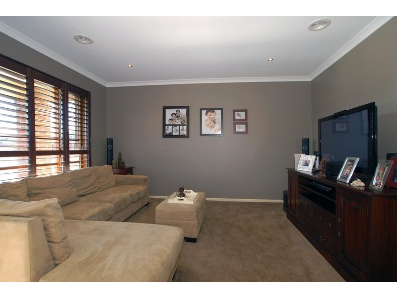 37 Wild Scotchman Way, Cranbourne East VIC 3977