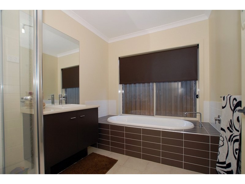37 Wild Scotchman Way, Cranbourne East VIC 3977
