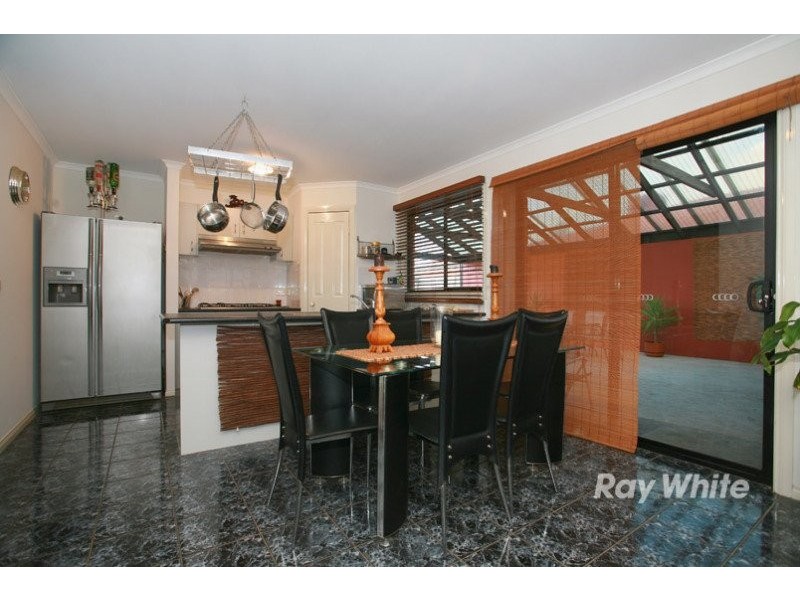 28 Bellbrae Crescent, Cranbourne VIC 3977