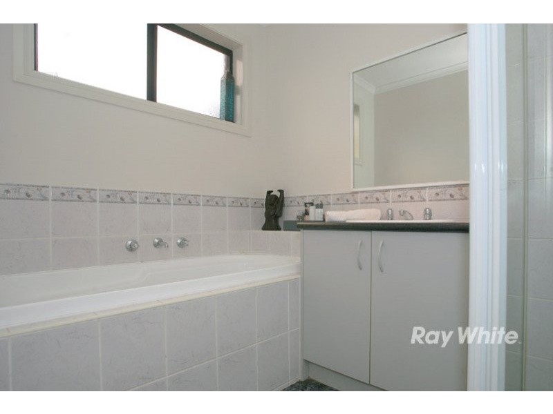 28 Bellbrae Crescent, Cranbourne VIC 3977