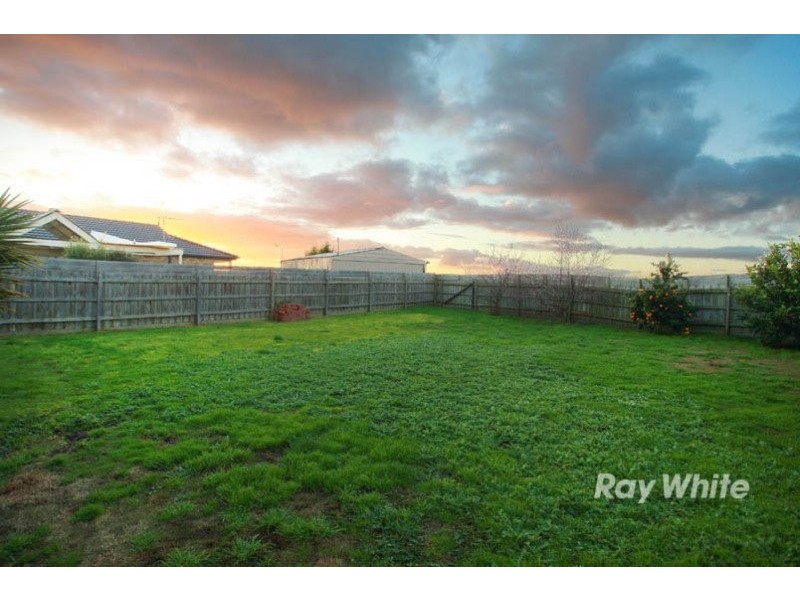 28 Bellbrae Crescent, Cranbourne VIC 3977