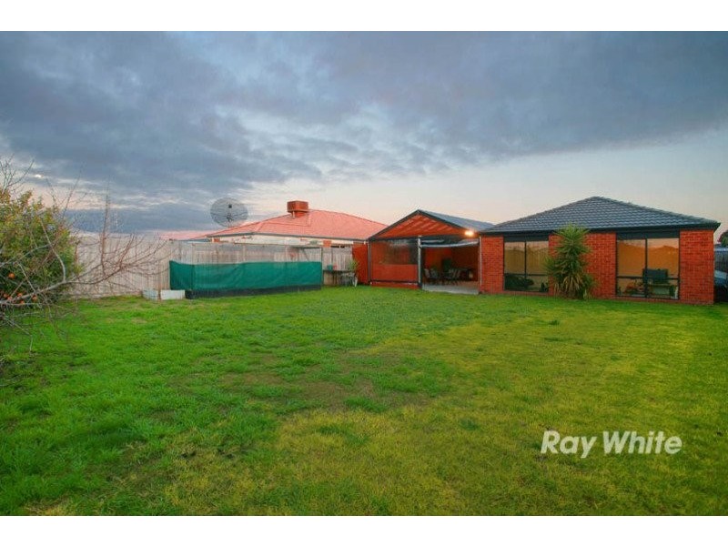 28 Bellbrae Crescent, Cranbourne VIC 3977
