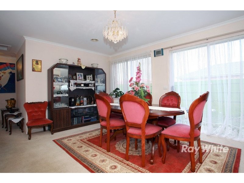 37 Glenaire Crescent, Cranbourne VIC 3977