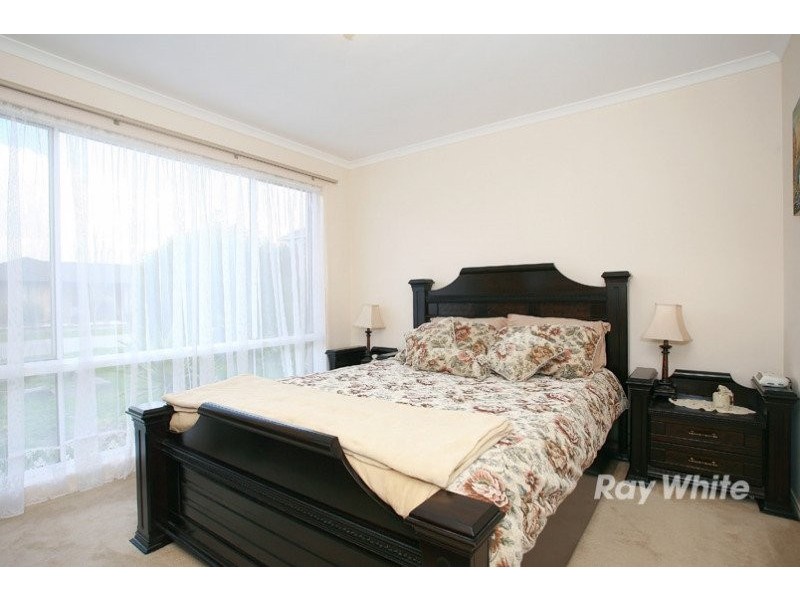 37 Glenaire Crescent, Cranbourne VIC 3977