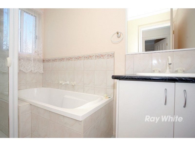 37 Glenaire Crescent, Cranbourne VIC 3977