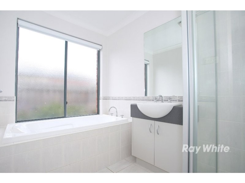 28 Phoenix Avenue, Cranbourne VIC 3977