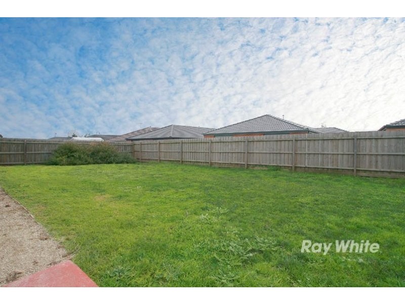28 Phoenix Avenue, Cranbourne VIC 3977