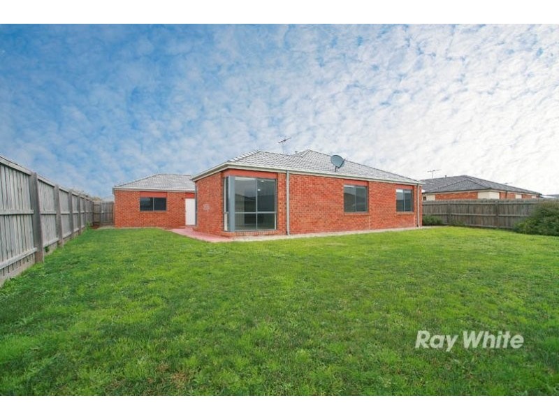 28 Phoenix Avenue, Cranbourne VIC 3977