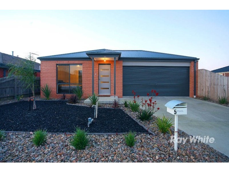 5 Bellbrae Crescent, Cranbourne VIC 3977