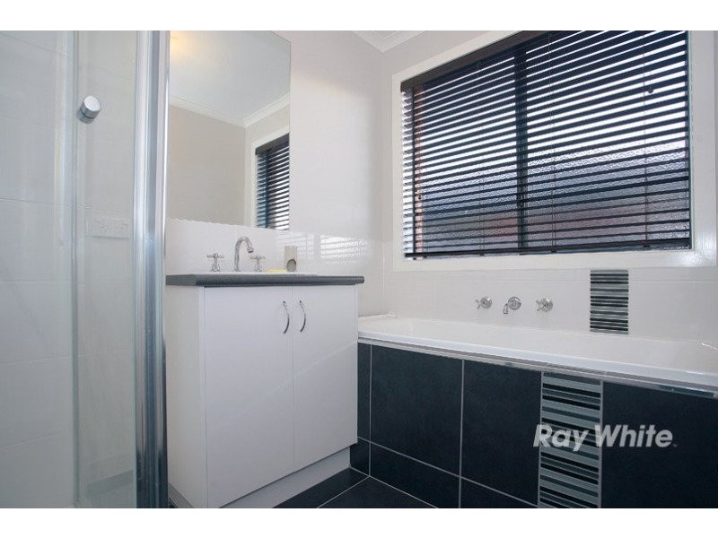 5 Bellbrae Crescent, Cranbourne VIC 3977