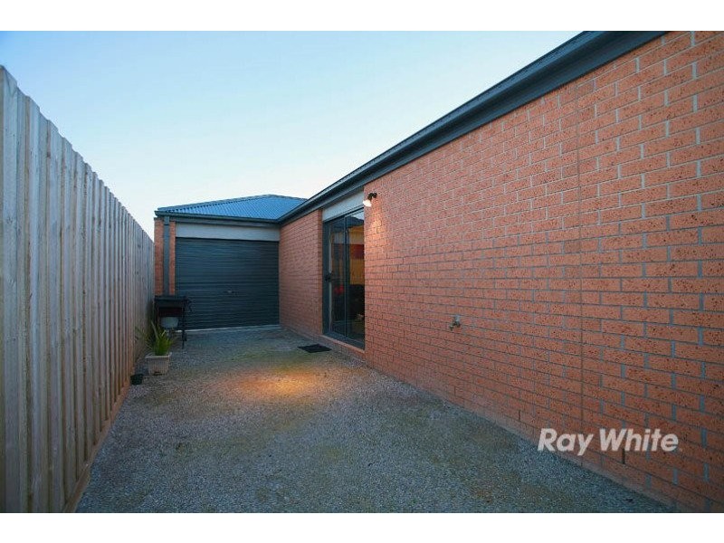 5 Bellbrae Crescent, Cranbourne VIC 3977