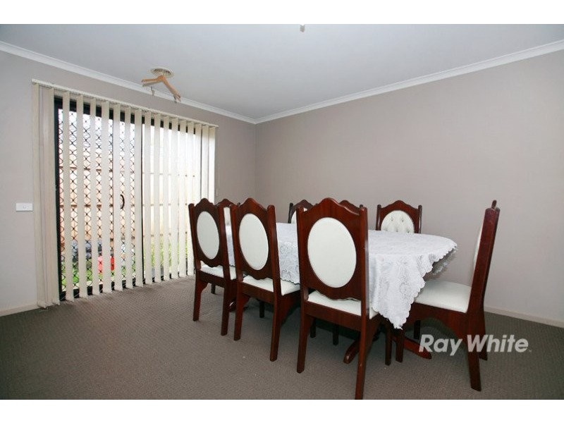 6 Bellbrae Crescent, Cranbourne VIC 3977