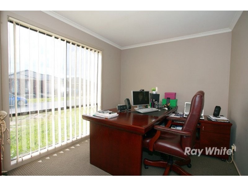 6 Bellbrae Crescent, Cranbourne VIC 3977