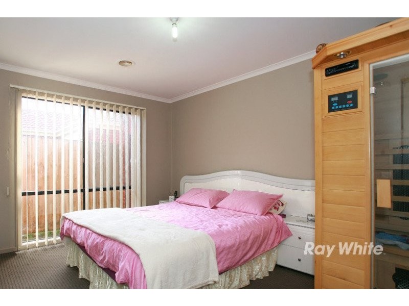 6 Bellbrae Crescent, Cranbourne VIC 3977