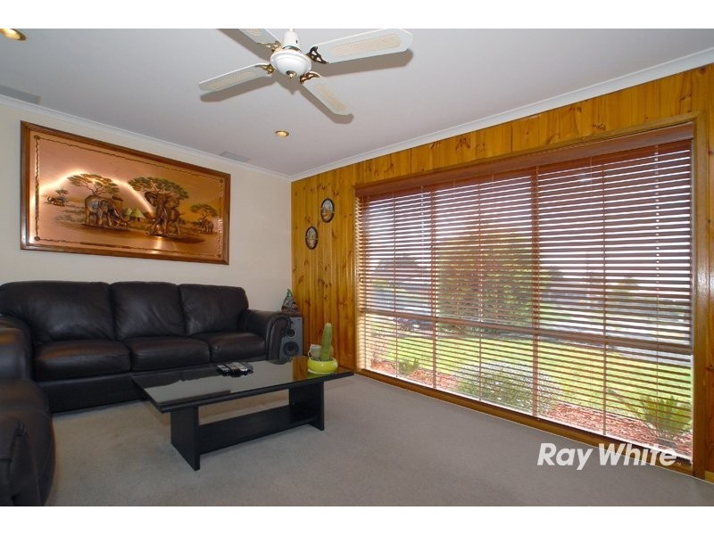 10 Maureen Close, Cranbourne VIC 3977