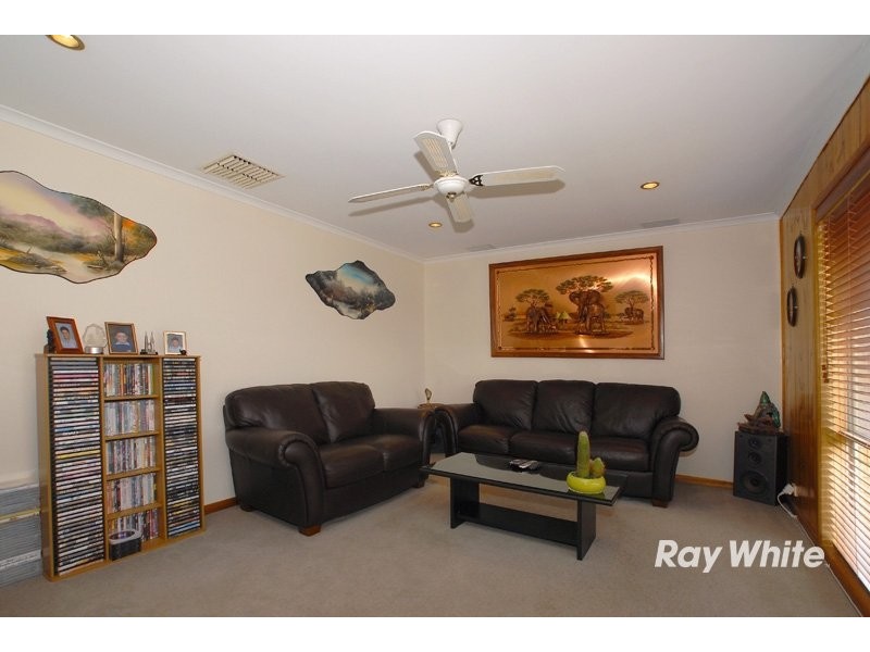 10 Maureen Close, Cranbourne VIC 3977