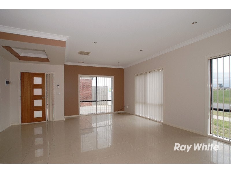 1/8 Kingsfield Crescent, Lynbrook VIC 3975