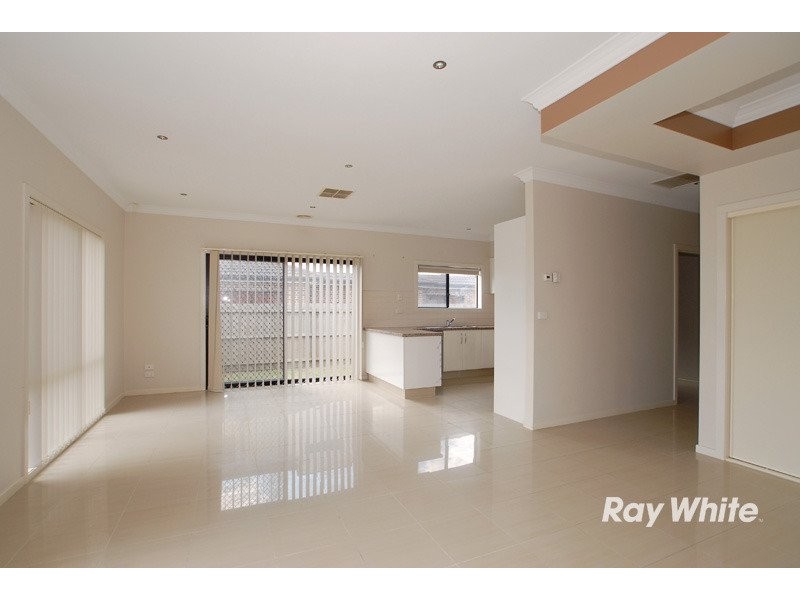 1/8 Kingsfield Crescent, Lynbrook VIC 3975