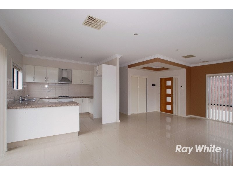 1/8 Kingsfield Crescent, Lynbrook VIC 3975