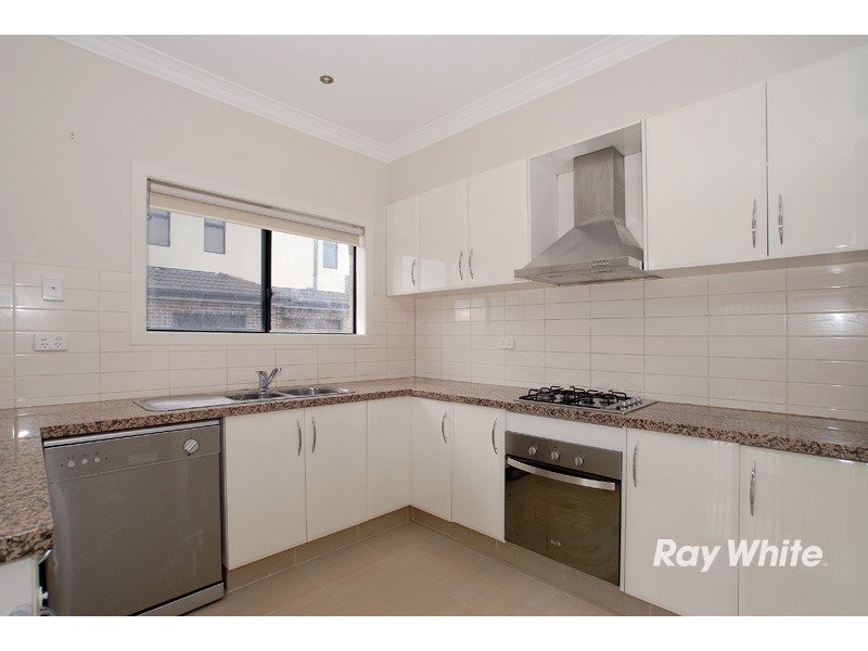 1/8 Kingsfield Crescent, Lynbrook VIC 3975