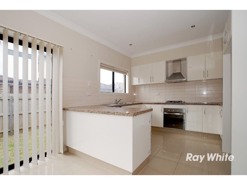 1/8 Kingsfield Crescent, Lynbrook VIC 3975
