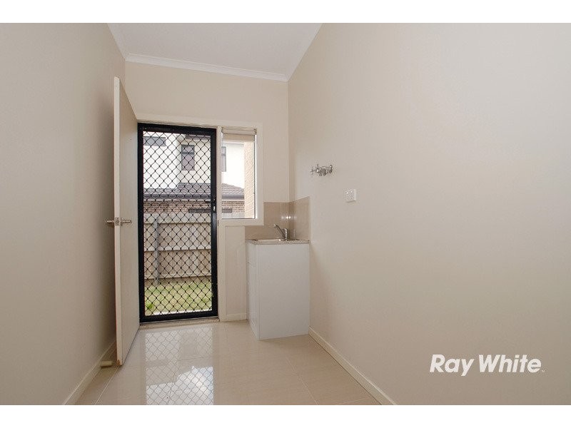 1/8 Kingsfield Crescent, Lynbrook VIC 3975