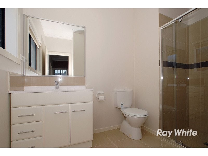 1/8 Kingsfield Crescent, Lynbrook VIC 3975