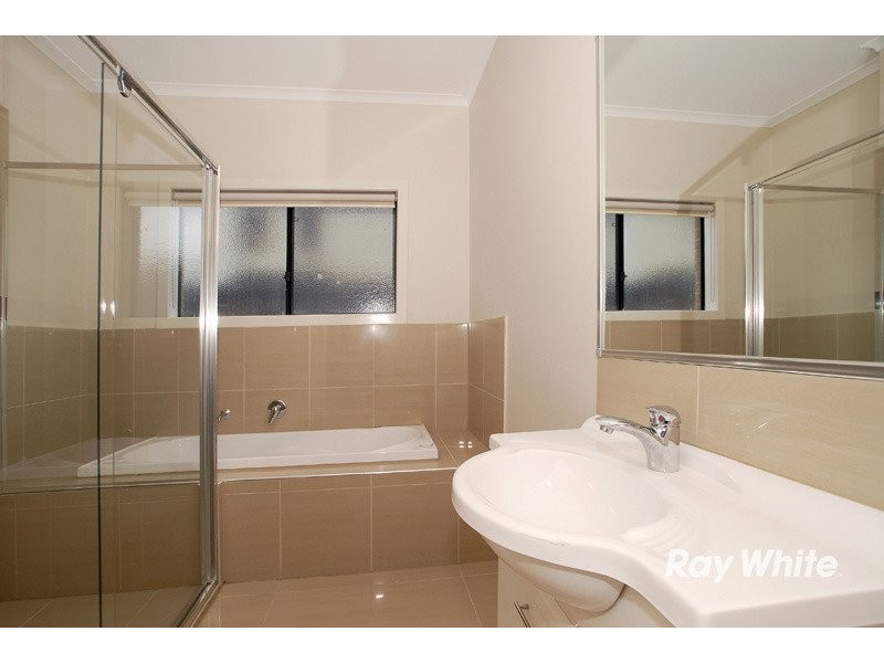 1/8 Kingsfield Crescent, Lynbrook VIC 3975