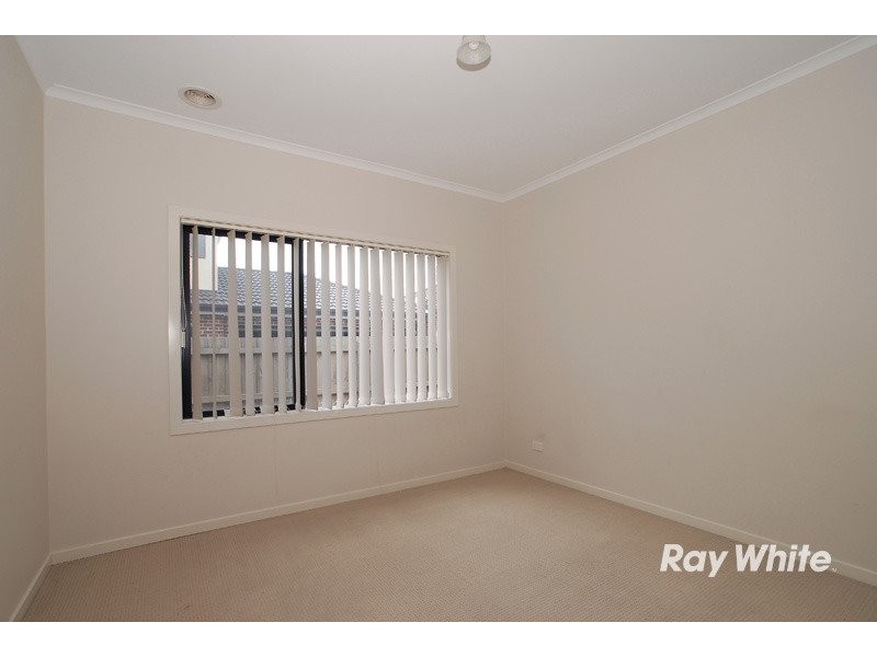 1/8 Kingsfield Crescent, Lynbrook VIC 3975