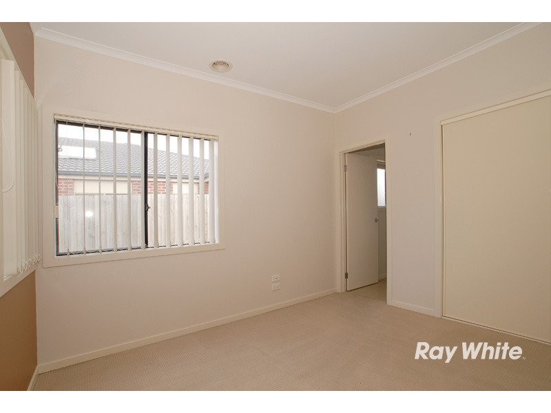 1/8 Kingsfield Crescent, Lynbrook VIC 3975