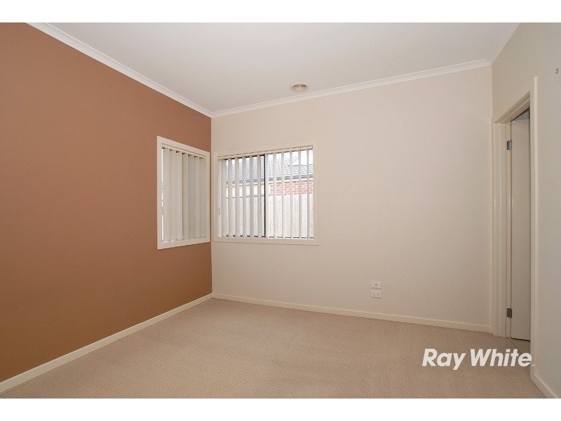 1/8 Kingsfield Crescent, Lynbrook VIC 3975