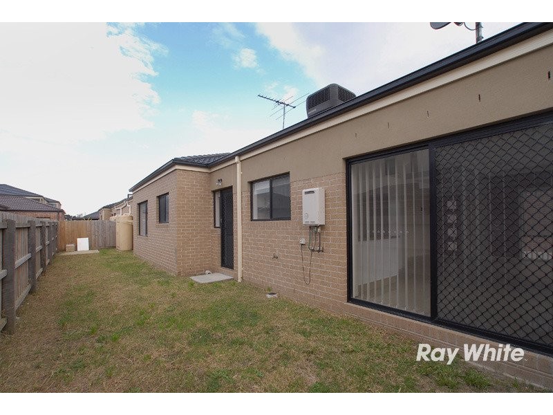 1/8 Kingsfield Crescent, Lynbrook VIC 3975