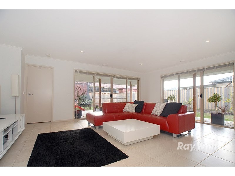 1 Reyoff Place, Lyndhurst VIC 3975