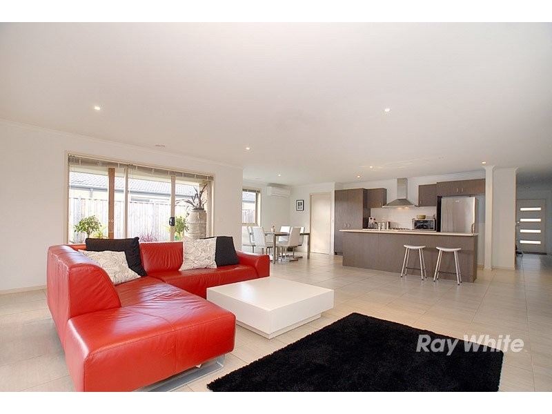 1 Reyoff Place, Lyndhurst VIC 3975
