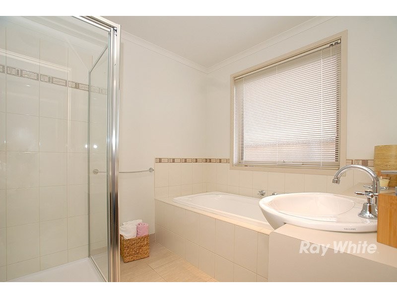 1 Reyoff Place, Lyndhurst VIC 3975