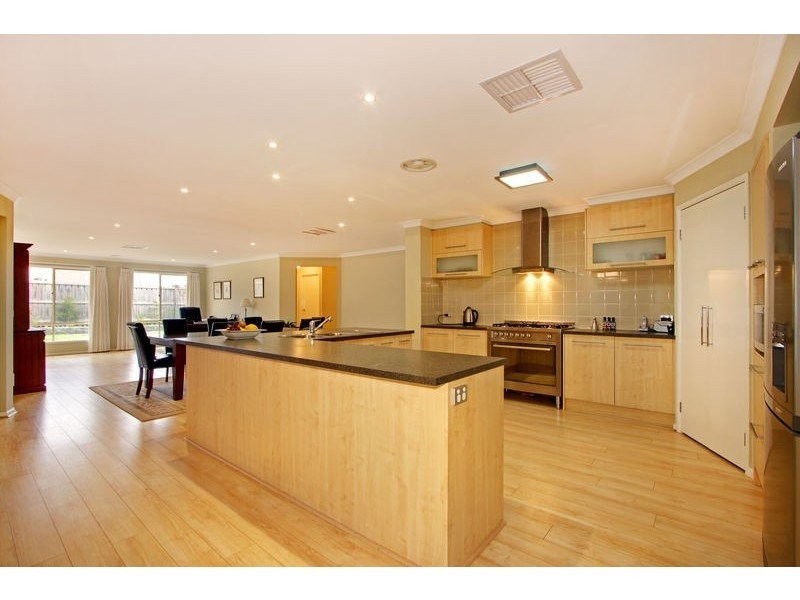 41 Sussex Avenue, Cranbourne VIC 3977